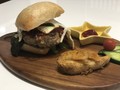 ハンバーガーにしても存在感あり