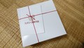 白い箱にアクセントの赤が可愛い