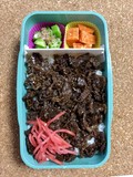 簡単に牛丼弁当ができます。