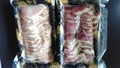 白いのが胸肉、赤いのがモモ肉です