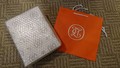 緩衝材でしっかり保護、紙袋つき