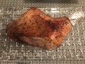 骨付き鳥もも肉　皮がパリパリです。