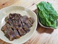 フライパンで調理。サンチュを添えて。