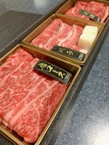 届いた状態　綺麗な赤！綺麗な霜降り！