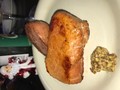 見て！ステーキに琥珀色の肉汁が輝きます