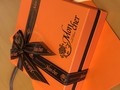 オレンジ×ブラウンの高級感あるパッケージ