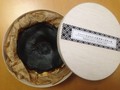 おしゃれな木箱にこんがりチーズケーキ