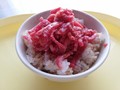 ご飯に載せるとお肉の山の赤が映えます！
