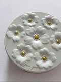 お花が入っている缶も上品で素敵