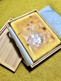 木箱ぎっしりに入った濃厚チーズケーキ