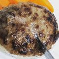 実食。ナイフをいれると肉汁があふれます