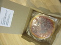箱を開けると袋に入ったチーズケーキ