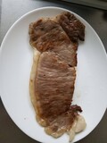 肉汁溢れるステーキ