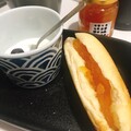 焼いたパンとジャム