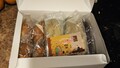 包装紙と同じ柄のショップカード入り。
