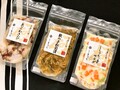 小袋に分かれており、ジッパー付きで便利。