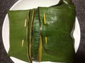 バナナの葉にくるまれインパクト大