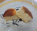 半解凍のﾁｰｽﾞｹｰｷをカットしました。