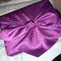 紫色の上品な風呂敷包みの梱包