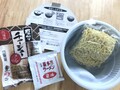 ちぢれ麺と大きなお肉にワクワクします。