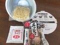 カップの中の麺、スープ、具