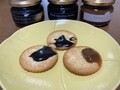 クラッカーに塗ったところです。