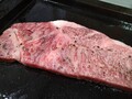 さっと炙るだけで脂が滴ります