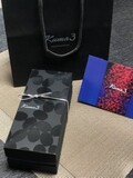 黒を基調としたパッケージ