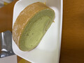 生地もクリームも綺麗な緑色です