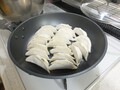 餃子を焼きあげます