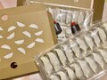 2段の包装。仕切りにも餃子柄が