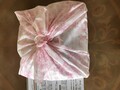 箱を開けると桜の風呂敷に包まれています。
