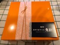 鮮やかなオレンジ色の箱に入っていました‼