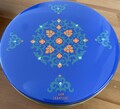鮮やかなブルーの丸缶