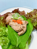 とろけるラム肉の野菜巻き。
