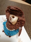 頭を崩すと中にケーキが入っていました！
