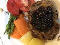 盛り付けてソースをかけたところ