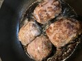 焼き上がりはジューシーなハンバーグ
