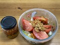 トマトなどの生野菜にトッピングしました。