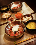 ごはんが見えないくらいビッシリお肉。