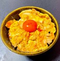 黄身の色も綺麗な半熟トロトロ親子丼