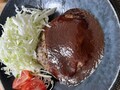 肉汁たっぷりのハンバーグ