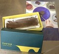 しっかりとした硬さの箱に入っています。