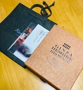 箱が平らに入る底の広い紙袋が入っています