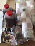 お蕎麦3種つゆ生わさびが入っています。