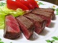 肉の濃厚な旨みが楽しめるステーキ