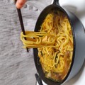 つるっ、もちっと食べ応えある極太麺。