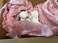 ピンクの紙に、大きなリボンが登場