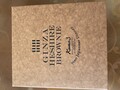 スタイリッシュな茶色の箱に入っています。