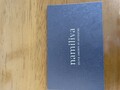 名刺大のお店の紙が入っています。